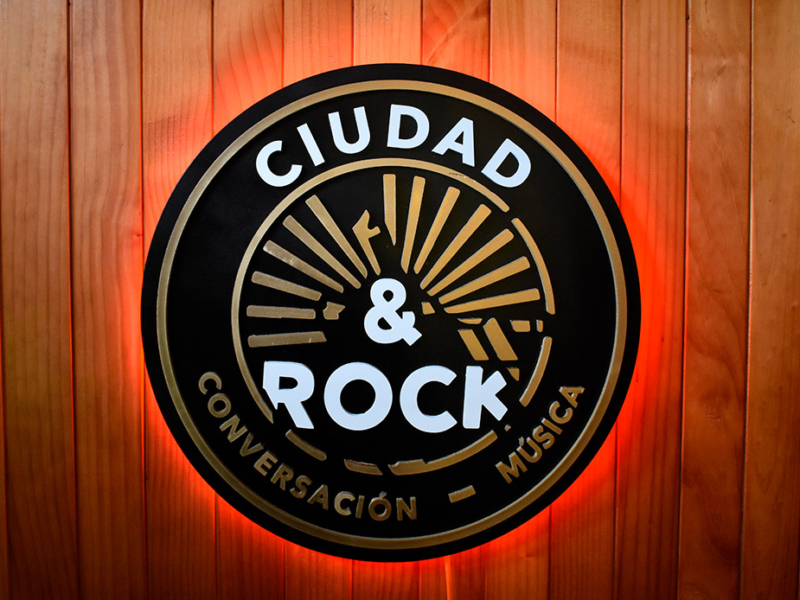 Ciudad & Rock — Logo Volumétrico con luz led trasera.