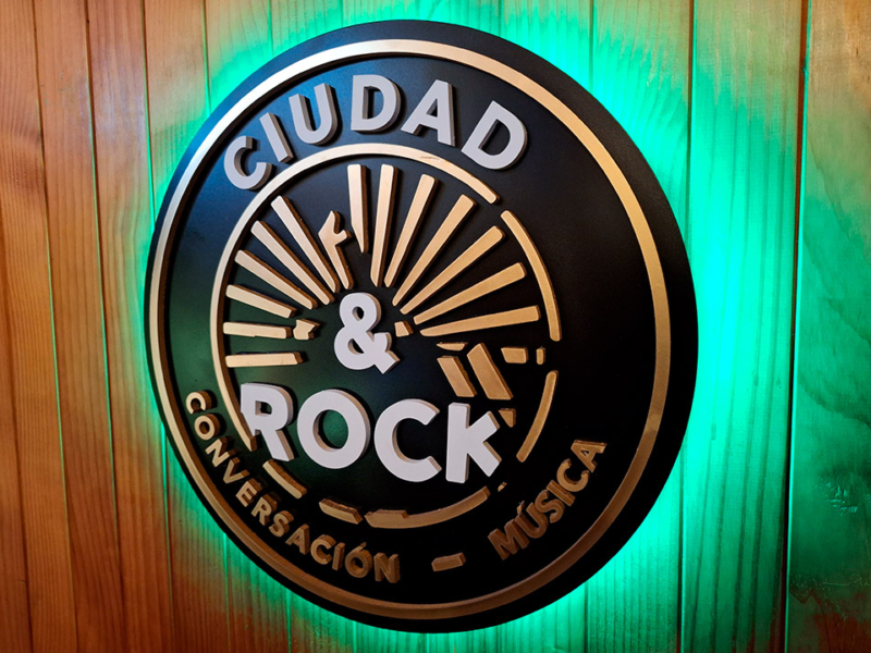 Ciudad & Rock — Logo Volumétrico con luz led trasera.