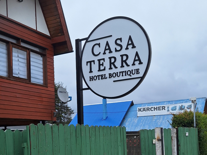 Casa Terra — Letrero rompetráfico de 120 cms