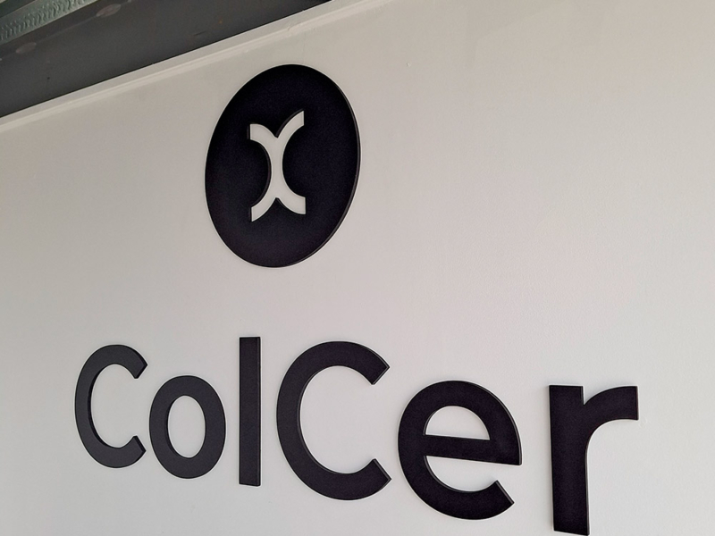 ColCer — Logo volumétrico de PVC espumado pegado sobre pared.