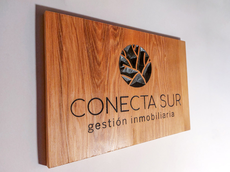 Conecta Sur — Letrero de mañio tallado
