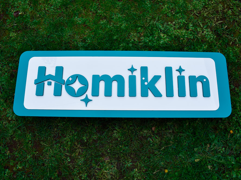 Homiklin — Letrero de Alucom con logo volumétrico de PVC Espumado.