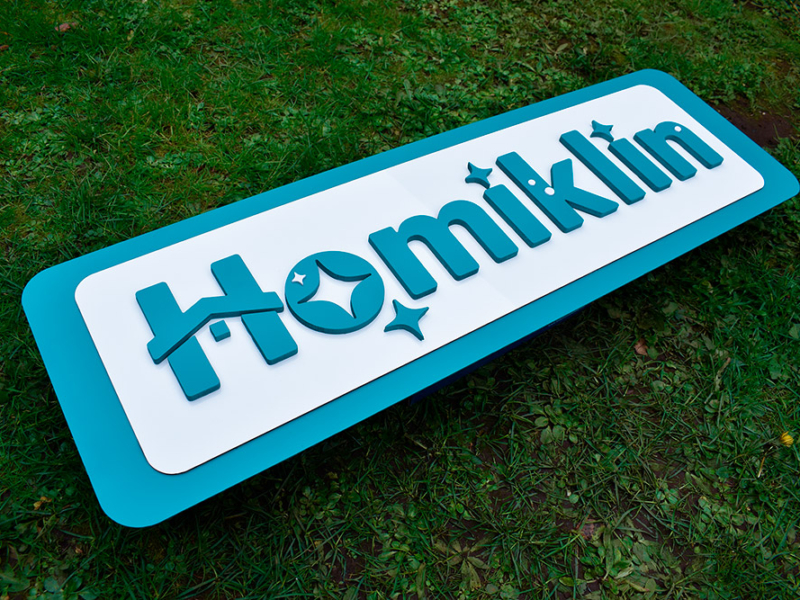Homiklin — Letrero de Alucom con logo volumétrico de PVC Espumado.