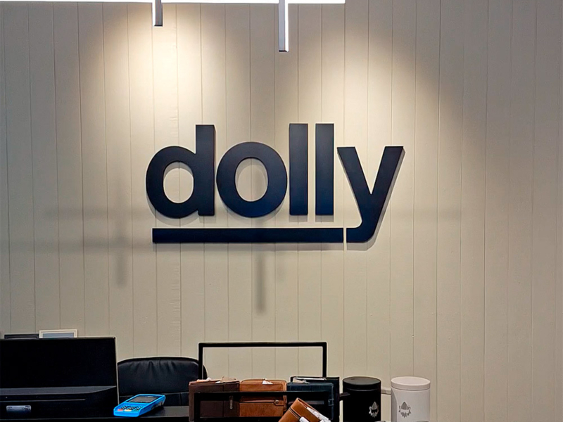 Dolly — Logo Volumétrico pegado sobre pared.