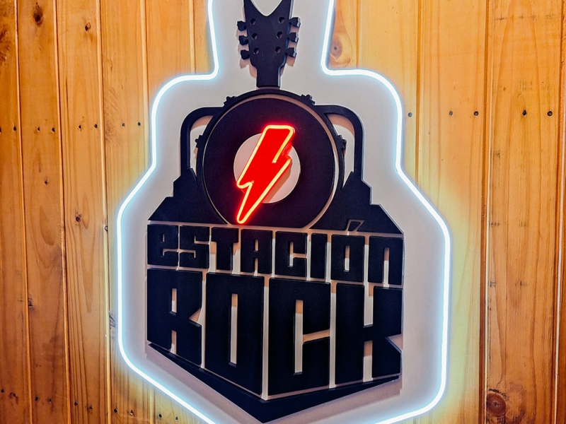 Estación Rock — Logo Volumétrico con luz de neon.