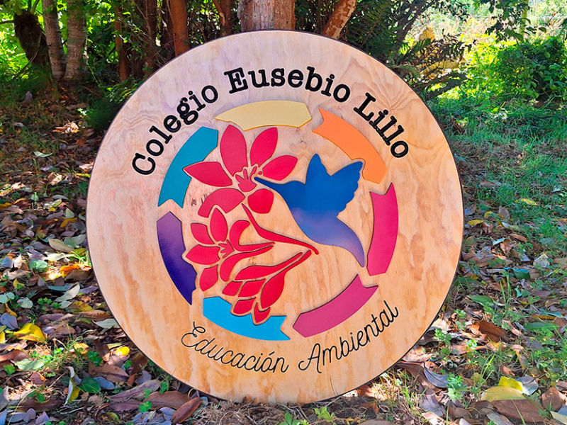 Colegio Eusebio Lillo — Logo volumétrico sobre tablero circular de terciado.