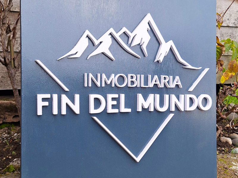 Inmobiliaria Fin del Mundo — Logo volumétrico de PVC espumado, sobre tablero de terciado pintado
