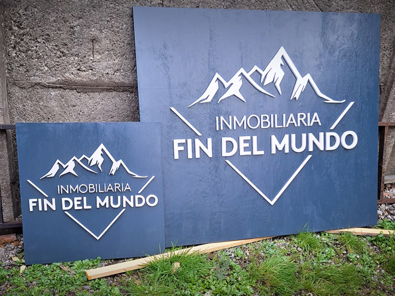 Inmobiliaria Fin del Mundo — Logo volumétrico de PVC espumado, sobre tablero de terciado pintado.