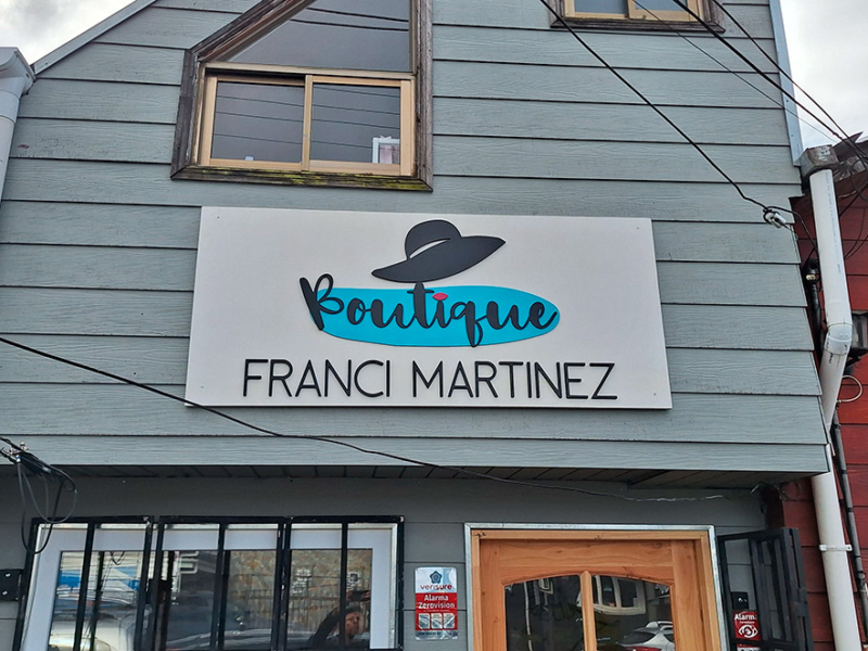 Franci Martinez — Logo volumétrico de PVC espumado, sobre tablero de terciado pintado blanco.