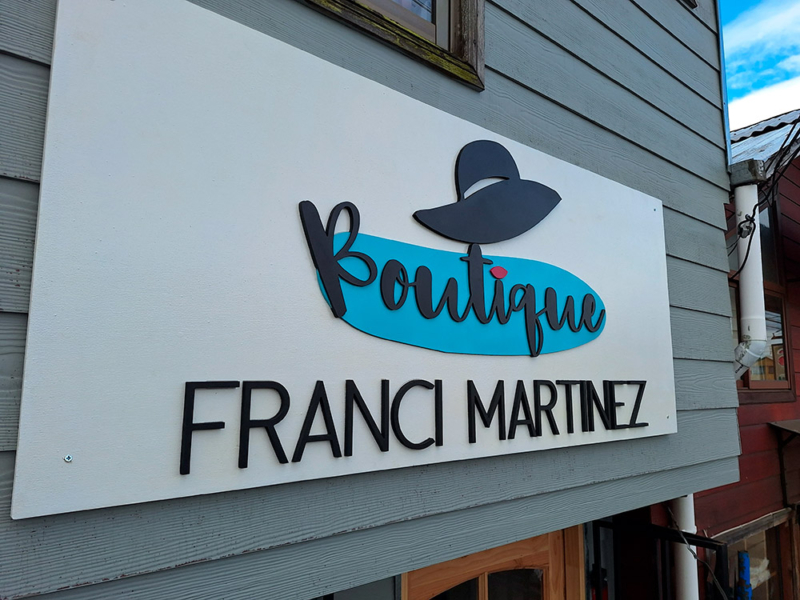 Franci Martinez — Logo volumétrico de PVC espumado, sobre tablero de terciado pintado blanco.