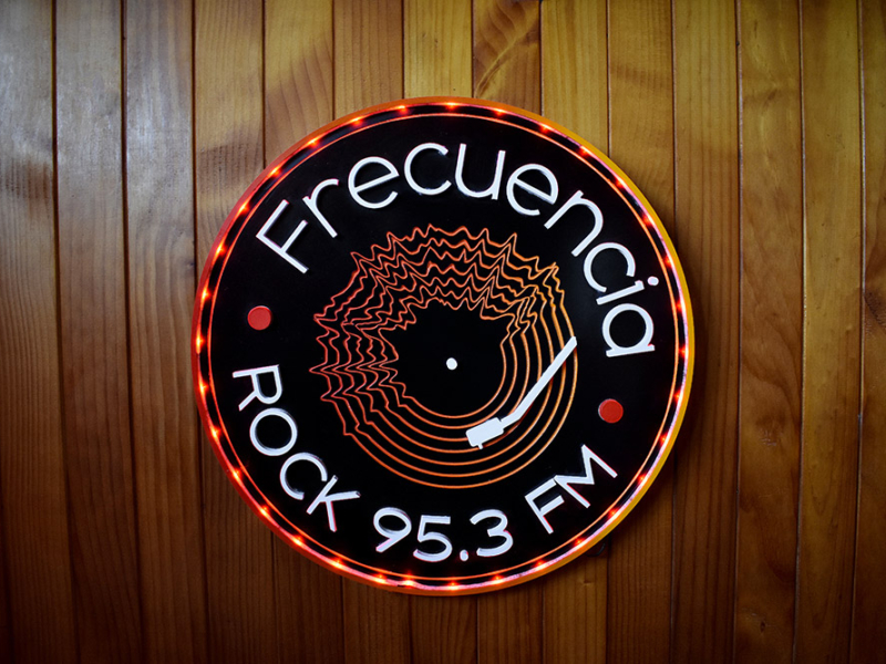 Frecuencia Rock — Logo volumétrico con luz led RGB