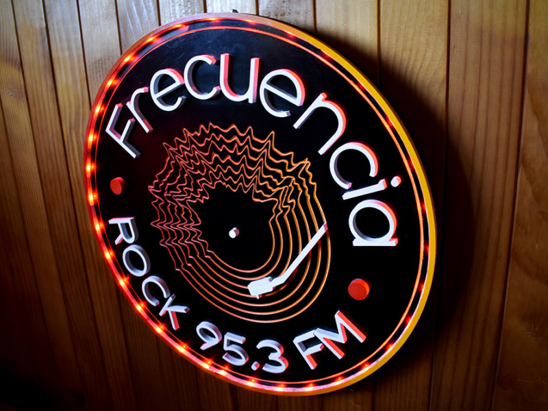 Frecuencia Rock — Logo volumétrico con luz led RGB