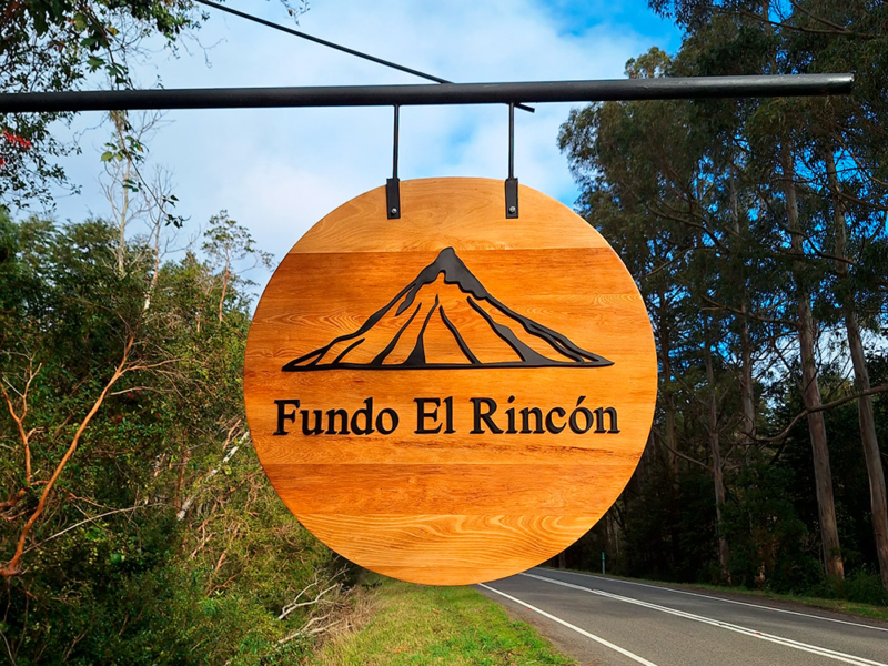 Fundo El Rincón — Letrero circular de mañío, logo volumétrico de PVC espumado.