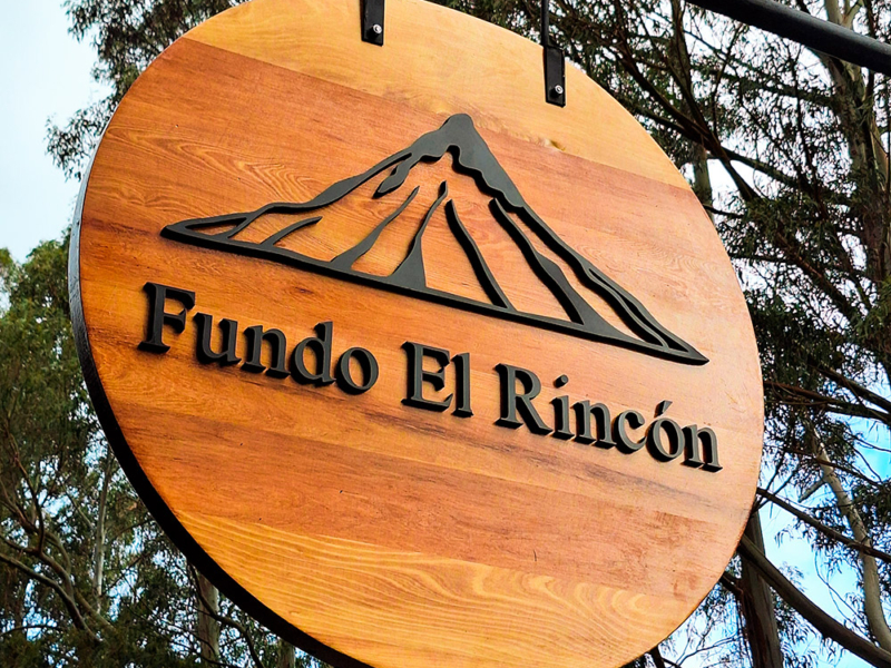 Fundo El Rincón — Letrero circular de mañío, logo volumétrico de PVC espumado.
