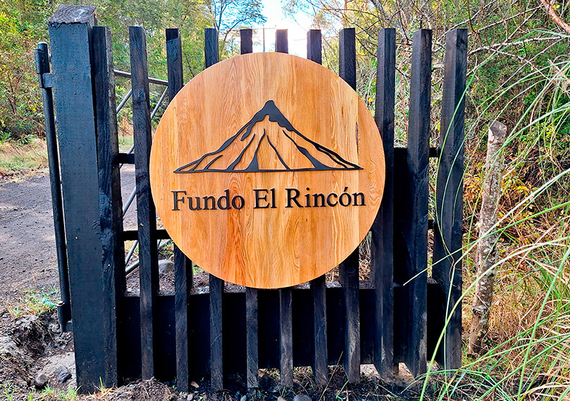 Fundo El Rincón — Letrero circular de mañío, logo volumétrico de PVC espumado.
