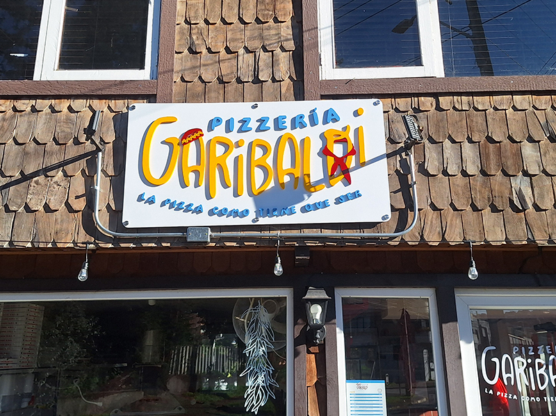Pizzería Garibaldi — Letrero de alucom con logotipo volumétrico de PVC espumado.