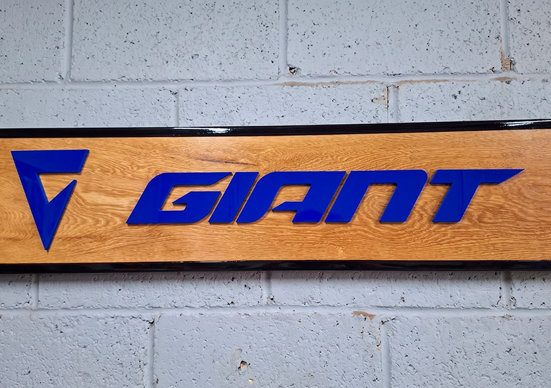 Giant — Letrero de mañío con logo volumétrico de PVC Espumado