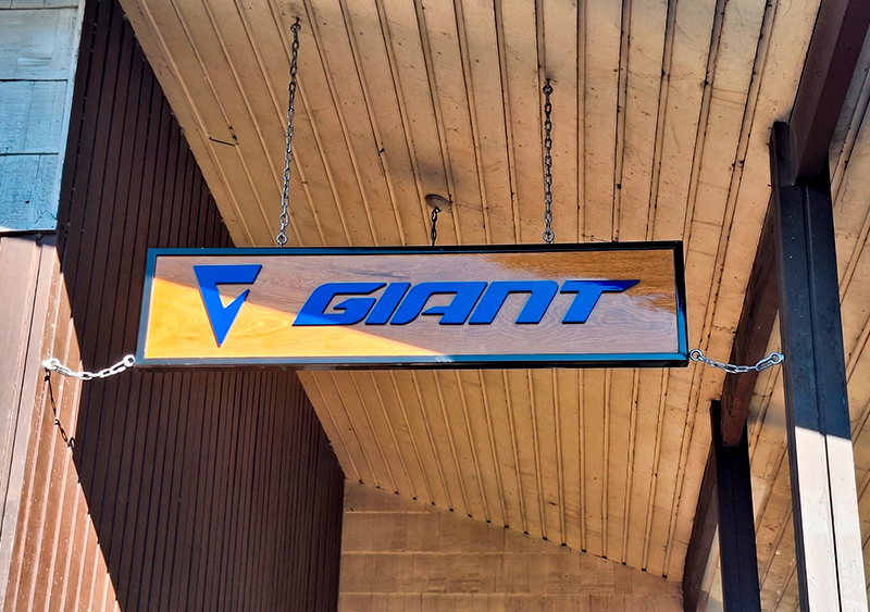 Giant — Letrero de mañío con logo volumétrico de PVC Espumado