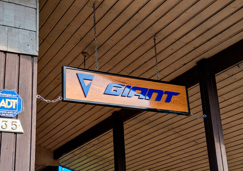 Giant — Letrero de mañío con logo volumétrico de PVC Espumado