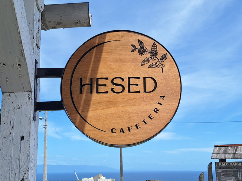Hesed — Rompetráfico de madera, tallado en mañío.
