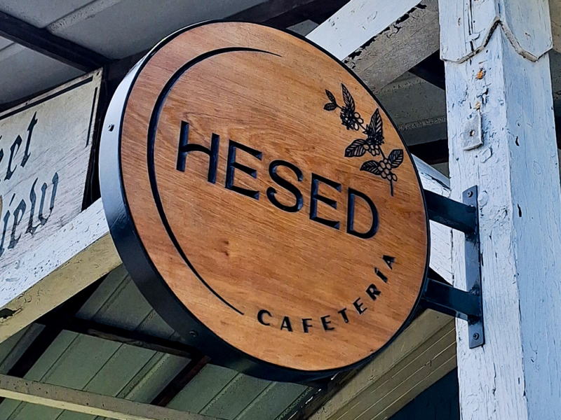 Hesed — Rompetráfico de madera, tallado en mañío.