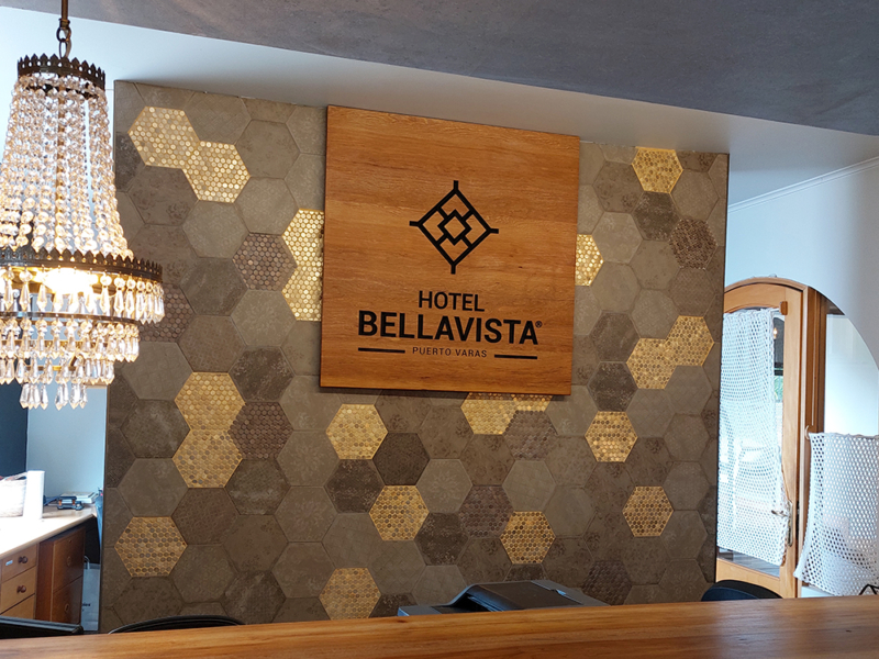 Hotel Bellavista — Letrero de recepción. Tallado en mañío