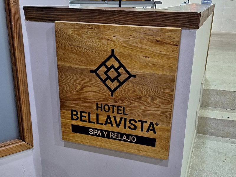 Hotel Bellavista — Letrero tallado en mañio
