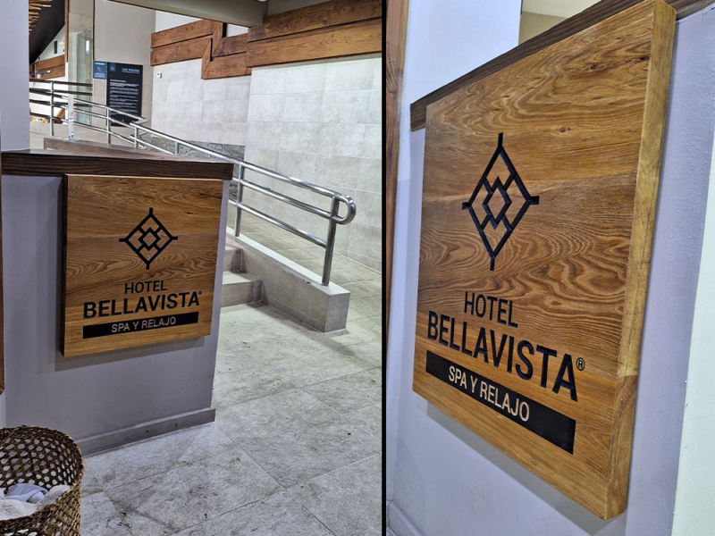 Hotel Bellavista — Letrero tallado en mañío
