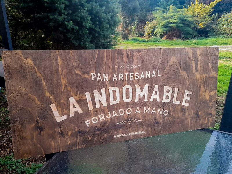 La Indomable — Letrero tallado en terciado