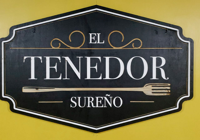 El Tenedor Sureño — Letrero tallado en terciado