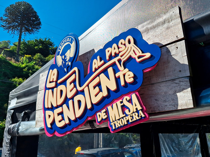 La Independiente — Logo Volumétrico