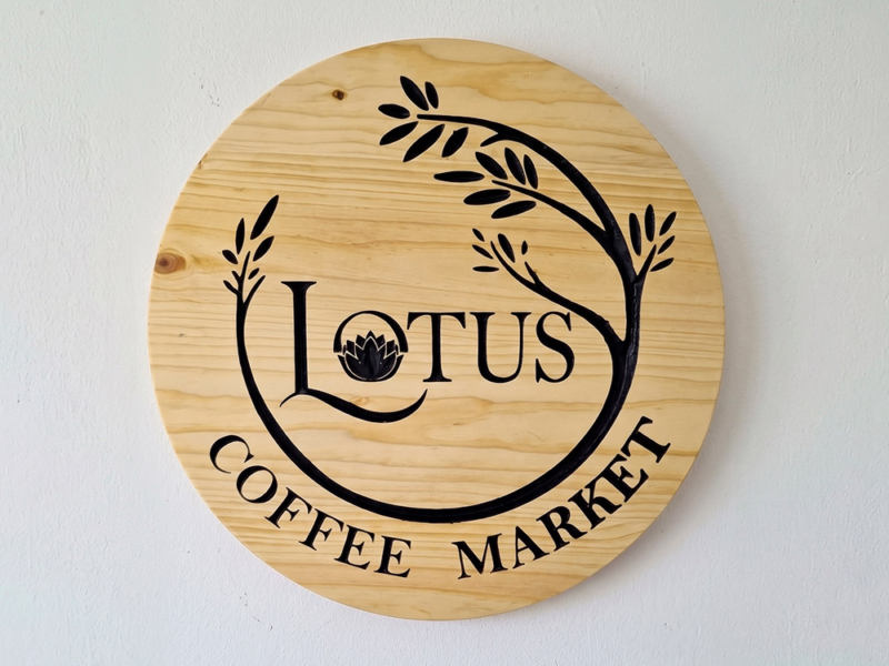 Lotus Coffee — Letrero circular tallado.