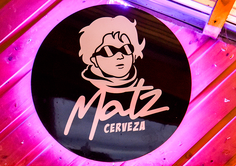 Cerveza Matz — Letrero con logo en vinilo y luz trasera.