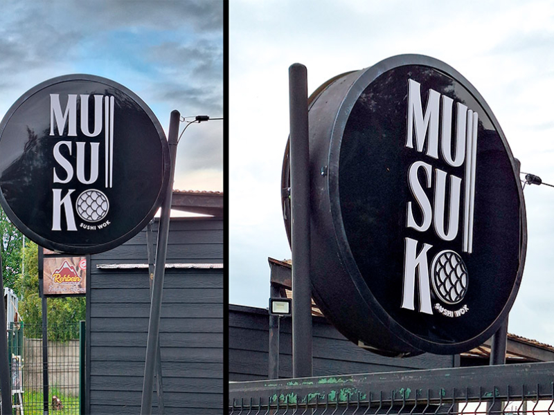 Musuko — Letrero de Alucom con logo volumétrico de PVC espumado