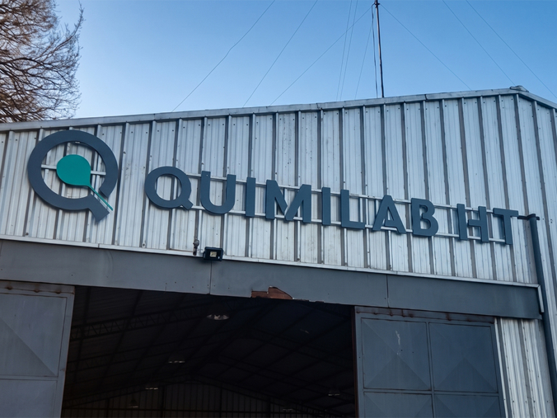 Quimilab — Logo Volumétrico de Alucom