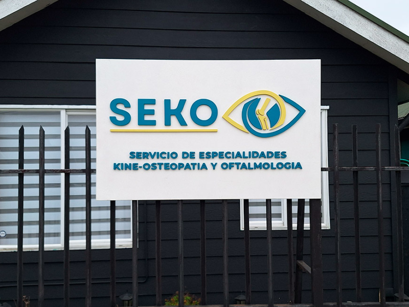 SEKO — Logo volumétrico de PVC espumado, sobre tablero de terciado pintado blanco.