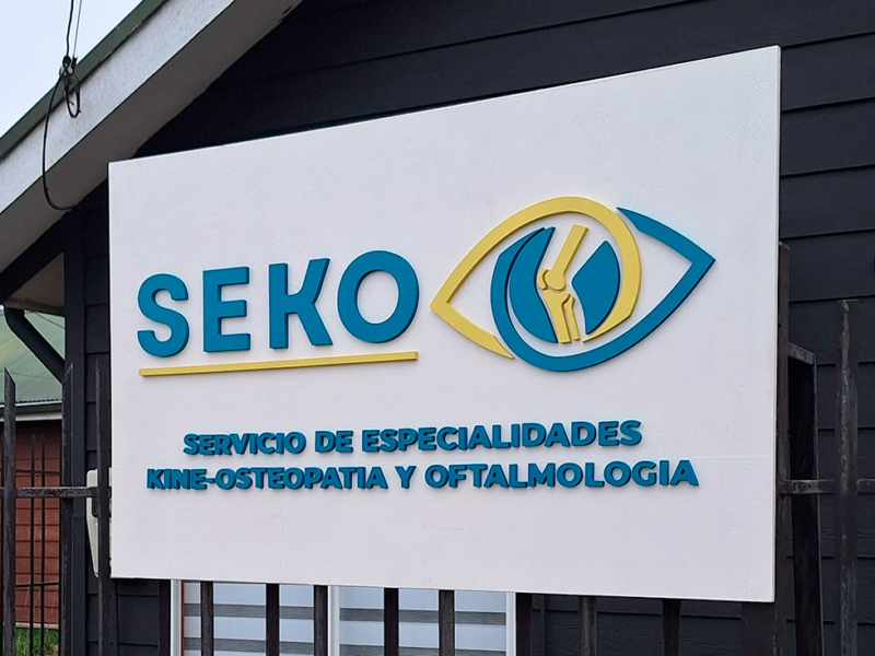SEKO — Logo volumétrico de PVC espumado, sobre tablero de terciado pintado blanco.