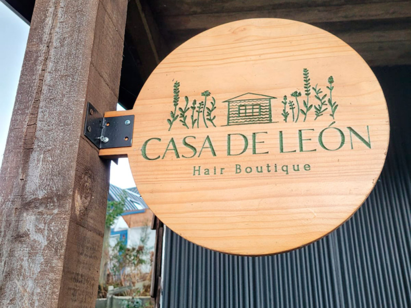Casa de León — Rompetráfico de pino, logo tallado.
