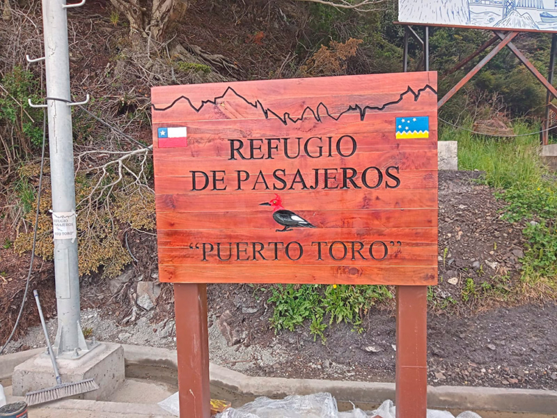 Puerto Toro — Letrero tallado en roble