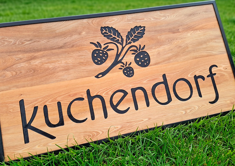 Kuchendorf — Letrero tallado en mañío