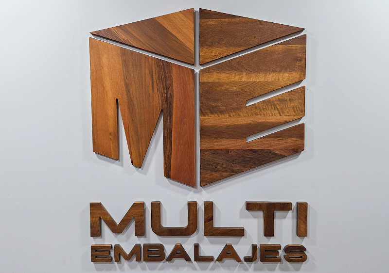 Multiembalajes — Logo corporeo de madera nativa de roble.