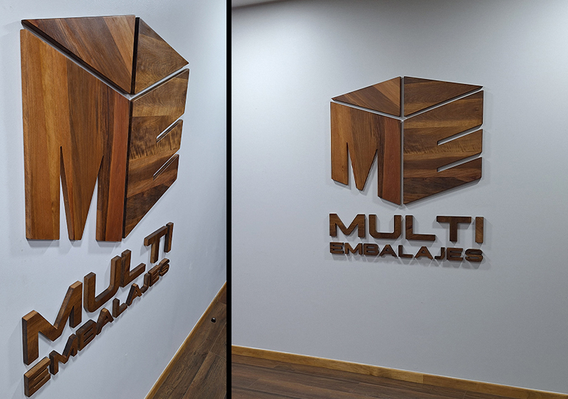 Multiembalajes — Logo corporeo de madera nativa de roble.