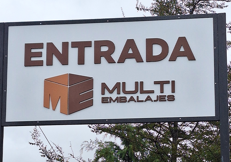 Multiembalajes — Letrero de acceso, aluminio compuesto con logo volumétrico.