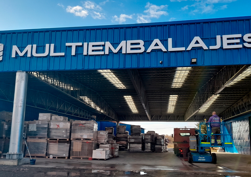 Multiembalajes — Logo volumétrico de aluminio compuesto de 13 metros