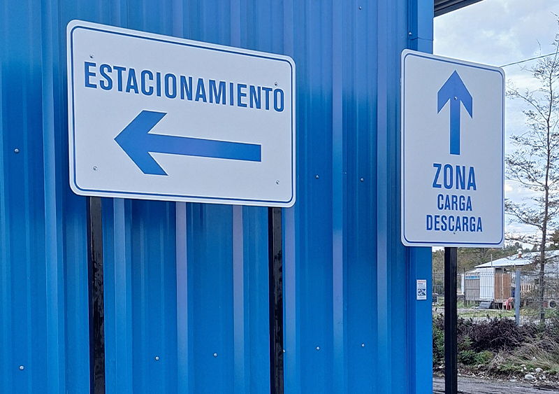 Multiembalajes — Señalética de aluminio compuesto silver + diseño de vinilo adhesivo.
