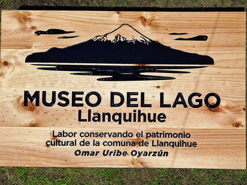 Museo del Lago Llanquihue — Letrero de madera tallado