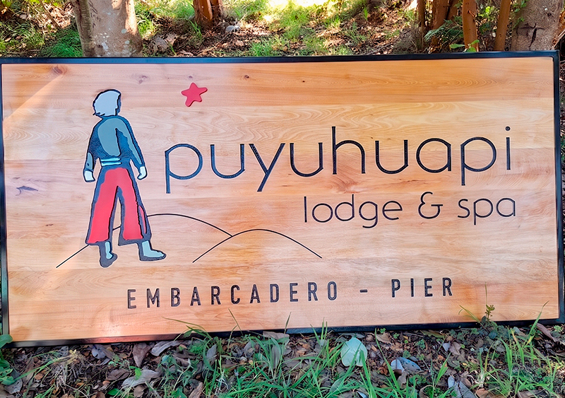 Puyuhuapi Lodge & Spa — Letrero tallado en mañío con detalles en volumen.