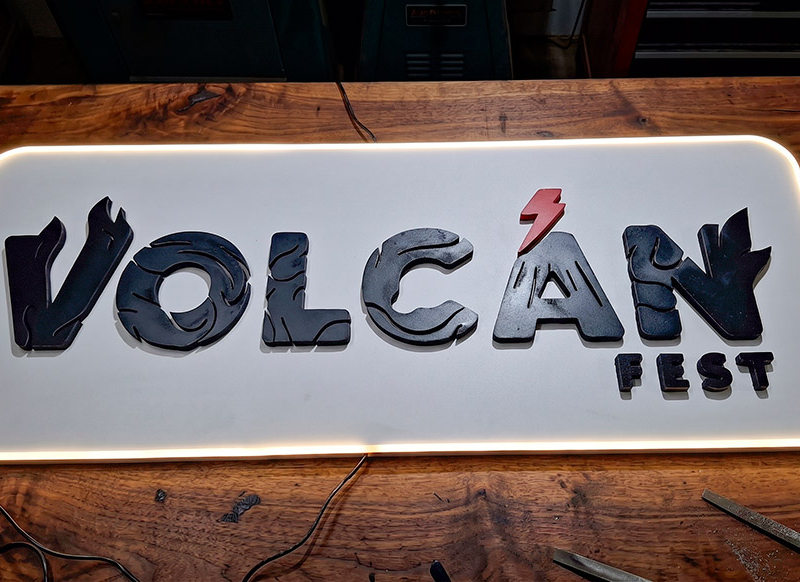 Volcan Fest — Logo volumétrico con neon led